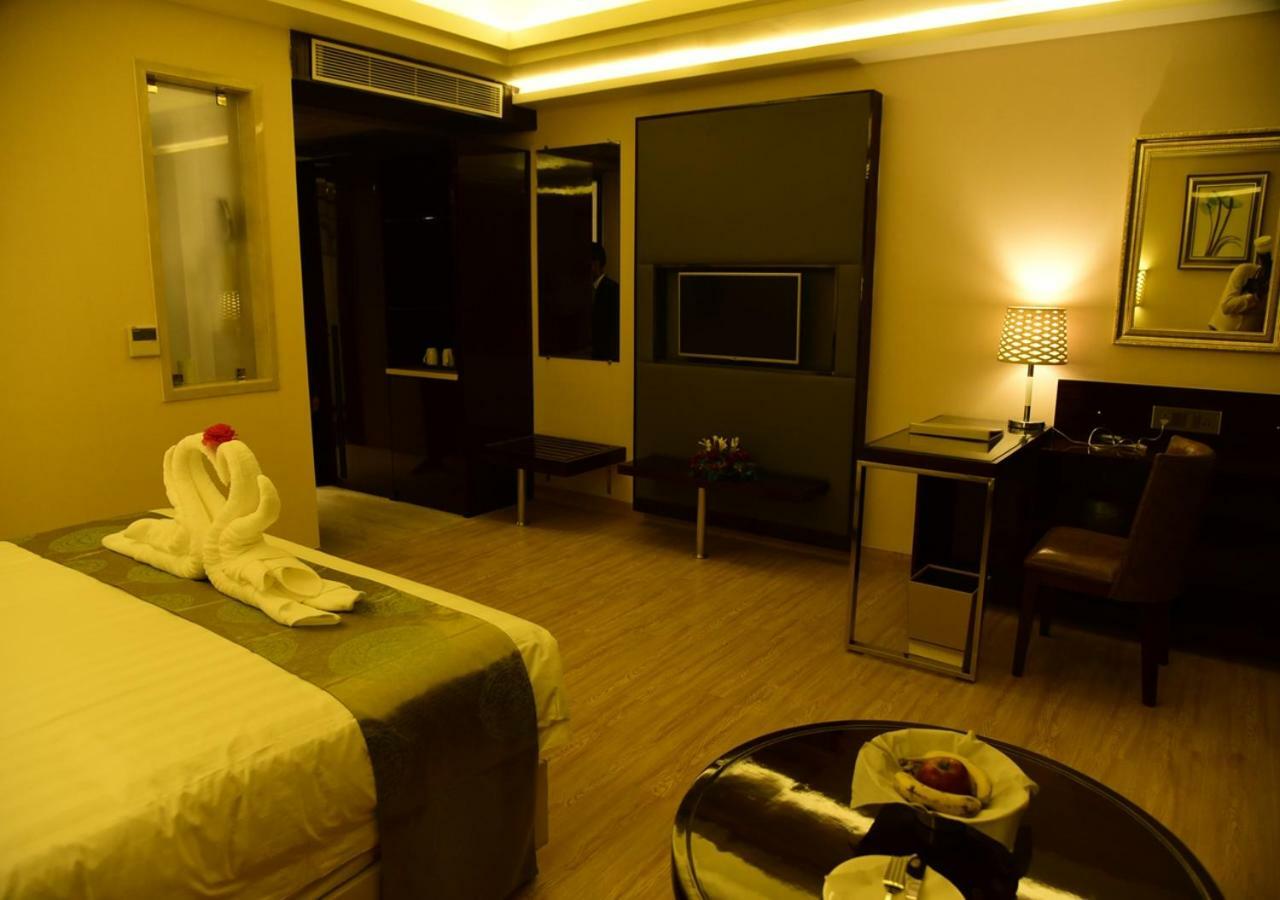 Om Clarks Inn Raebareli Extérieur photo