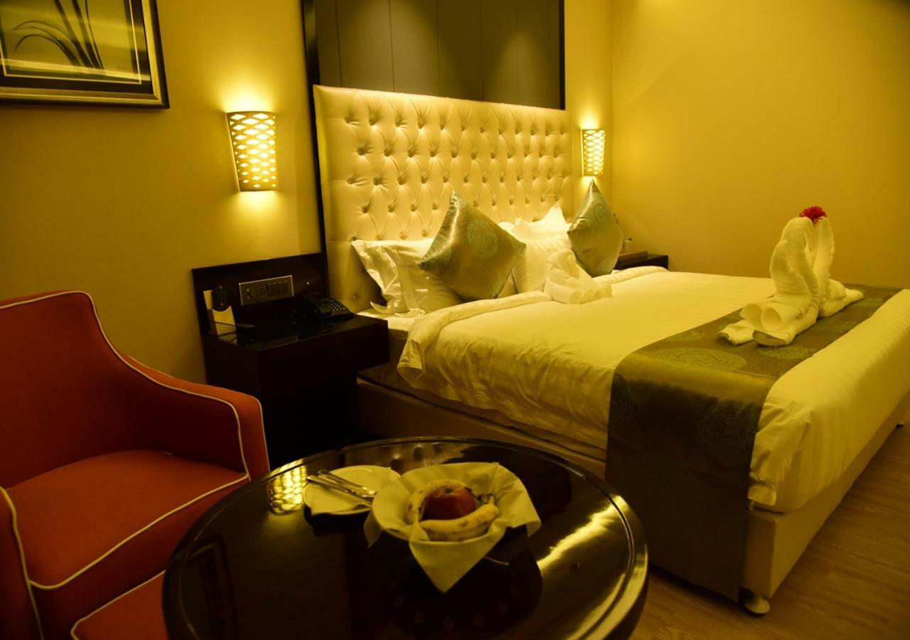 Om Clarks Inn Raebareli Extérieur photo
