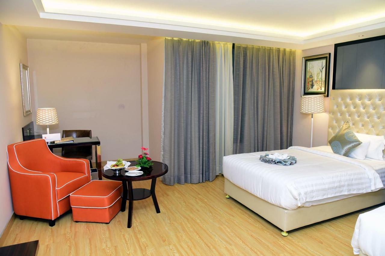Om Clarks Inn Raebareli Extérieur photo