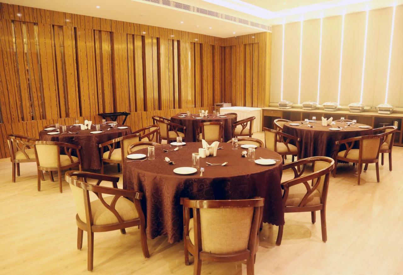 Om Clarks Inn Raebareli Extérieur photo